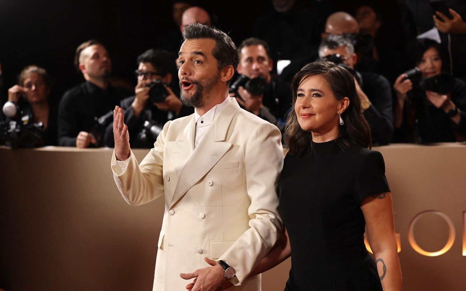 Wagner Moura chega ao Globo de Ouro com a esposa, Sandra Delgado