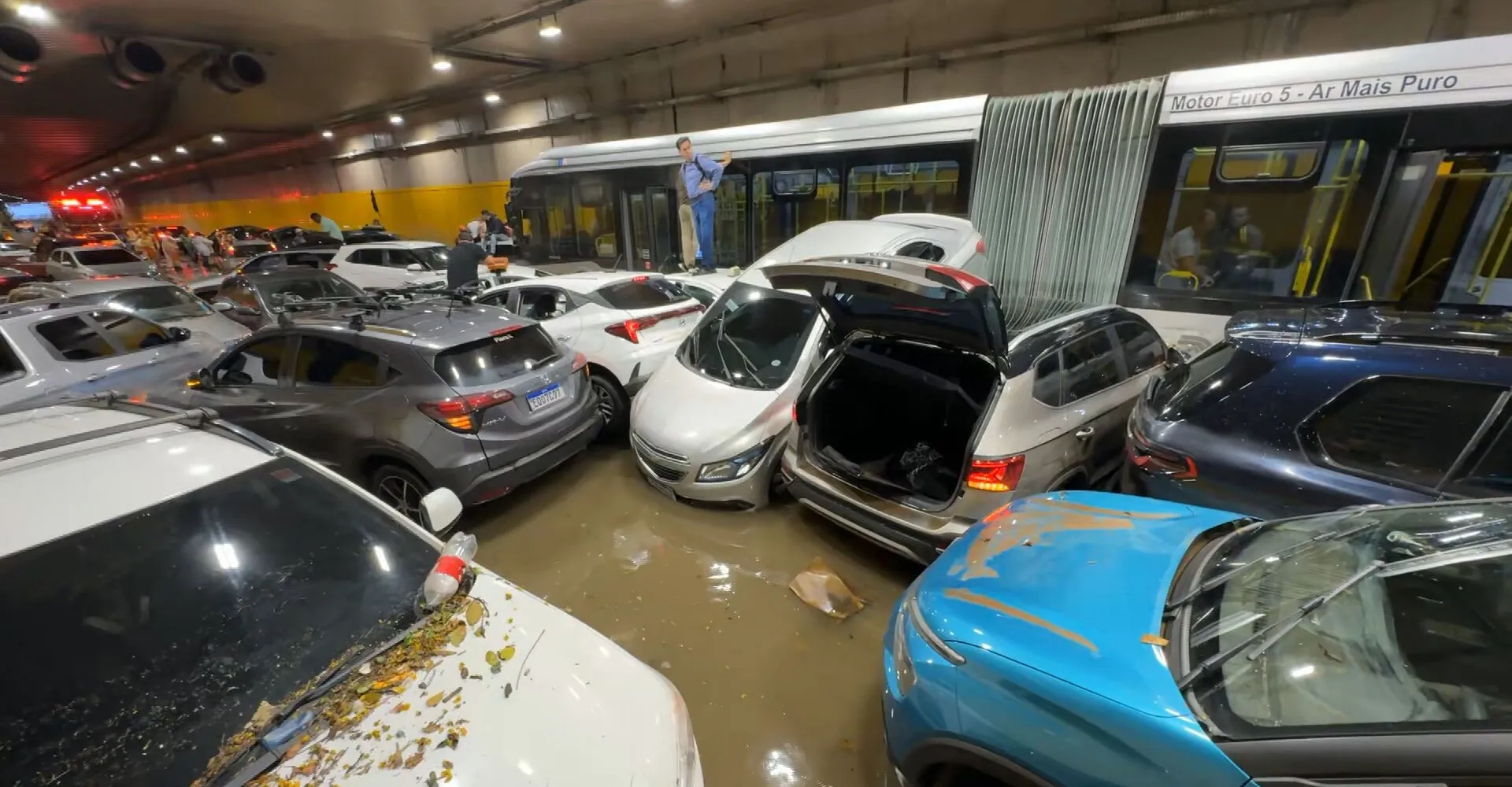 Após alagamento no Anhangabaú, Nunes diz que chuva em SP foi 'grande e inesperada' e que equipes atuam para liberar túnel