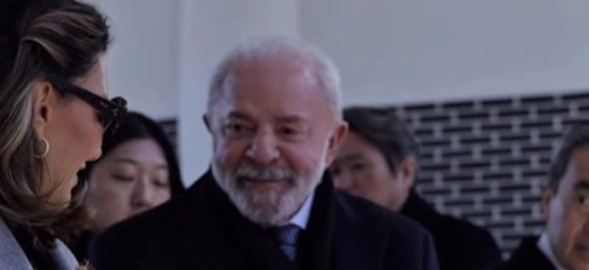 VÍDEO: Lula ganha luva de quatro dedos durante agenda na Coreia do Sul