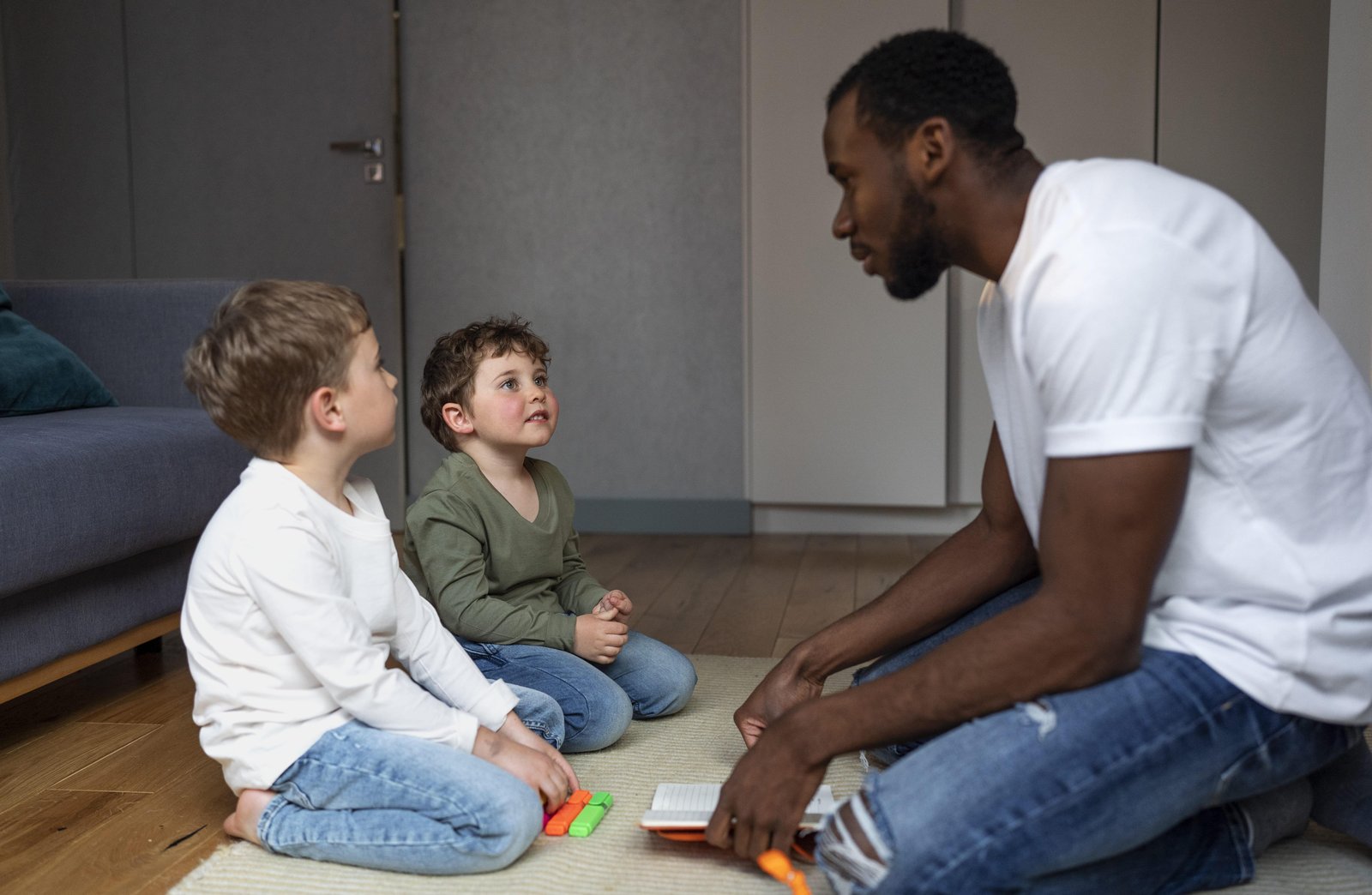 5 maneiras pelas quais os pais podem ajudar os filhos a aprender a lidar com suas emoções