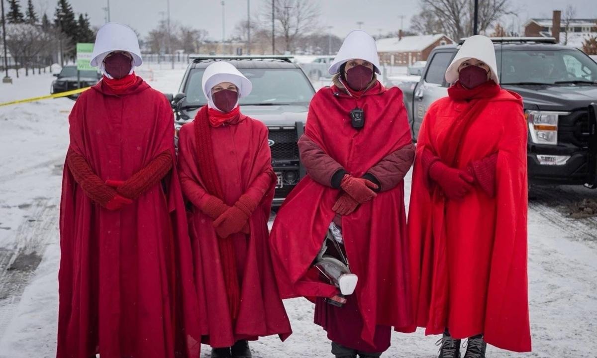 Visuais de O Conto da Aia inspiram mulheres em protestos nos EUA