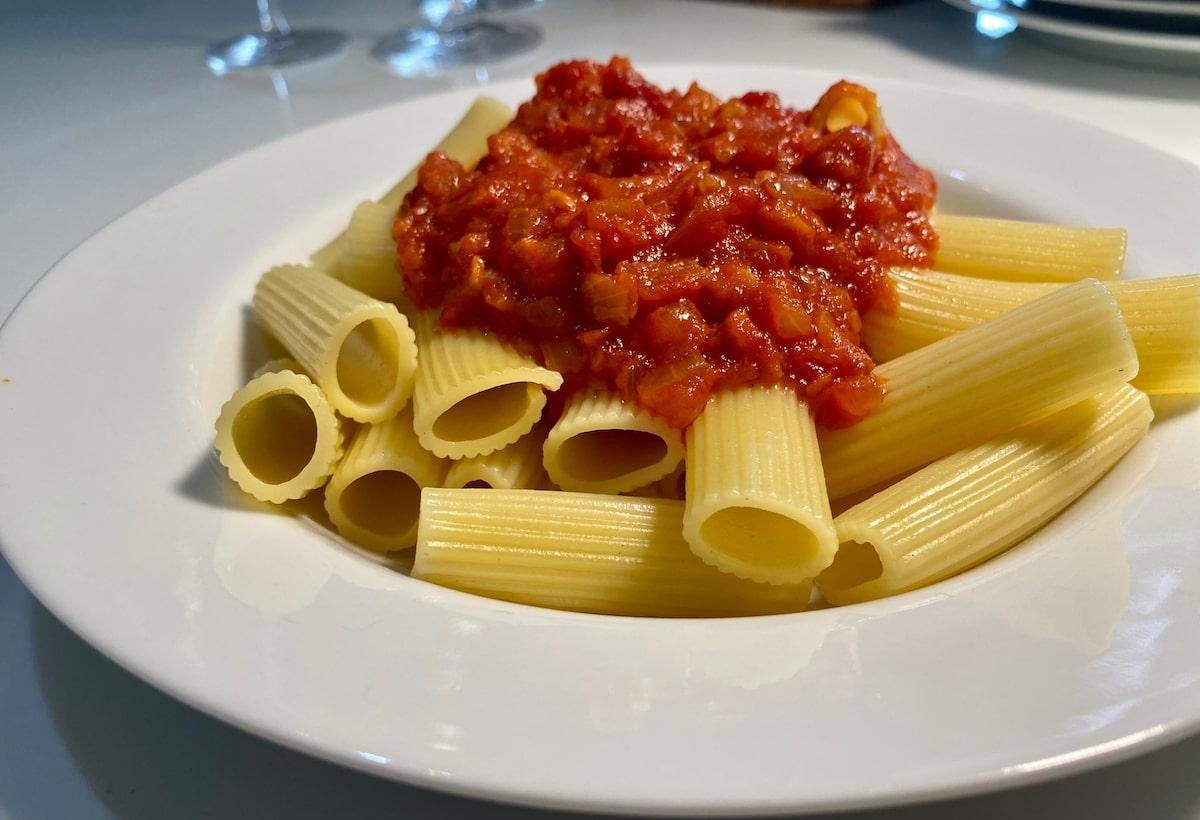 Macarrão com tomate, bacon e cebola pronto em apenas 20 minutos