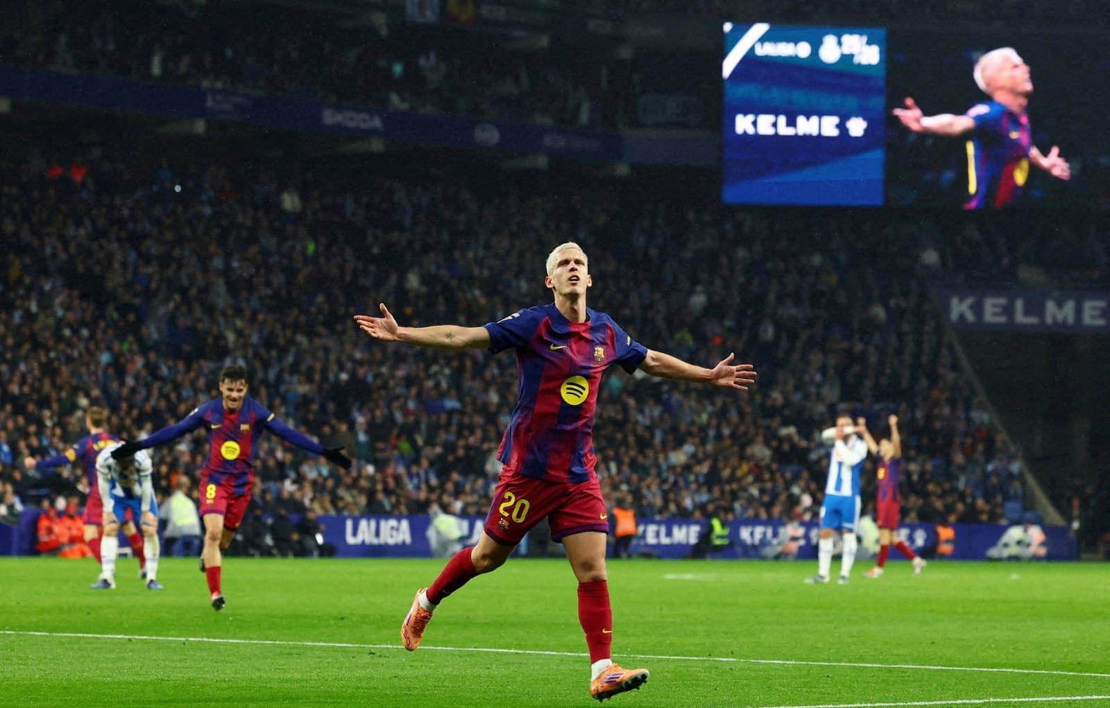 Barcelona decide no fim, vence o Espanyol e amplia série no topo de LaLiga