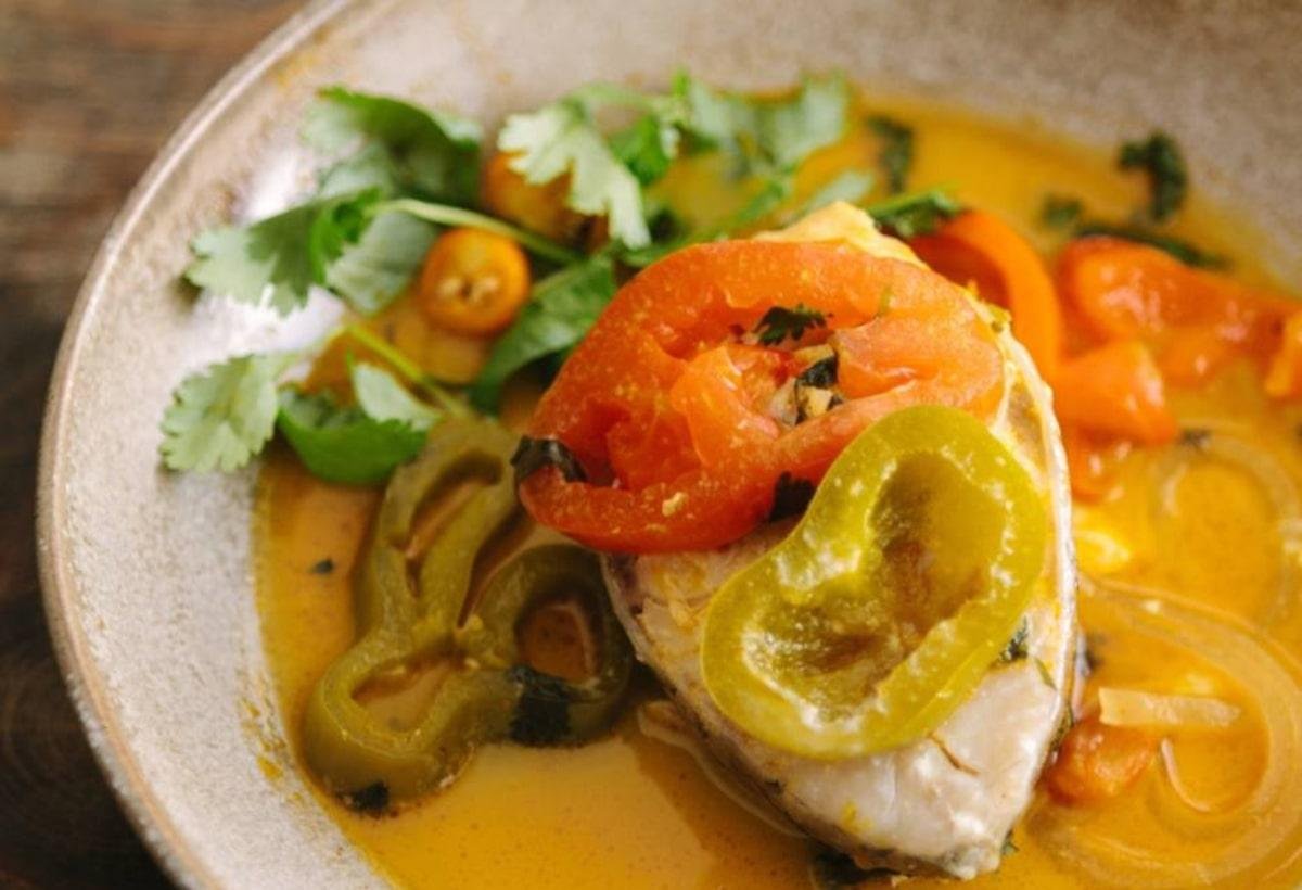 Como preparar moqueca de peixe com leite de coco?