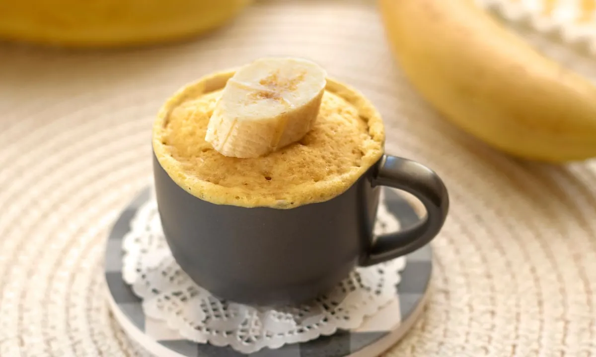Aprenda a fazer bolo saudável de banana na caneca