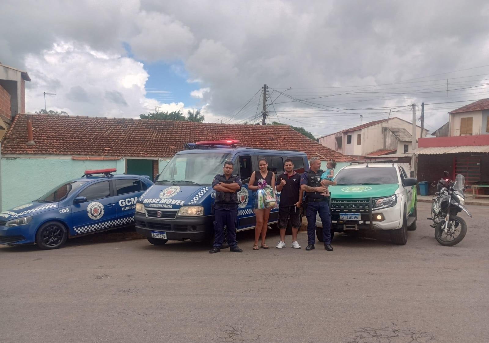 Bebê de 8 meses engasgado é salvo por guardas municipais em Buri | G1