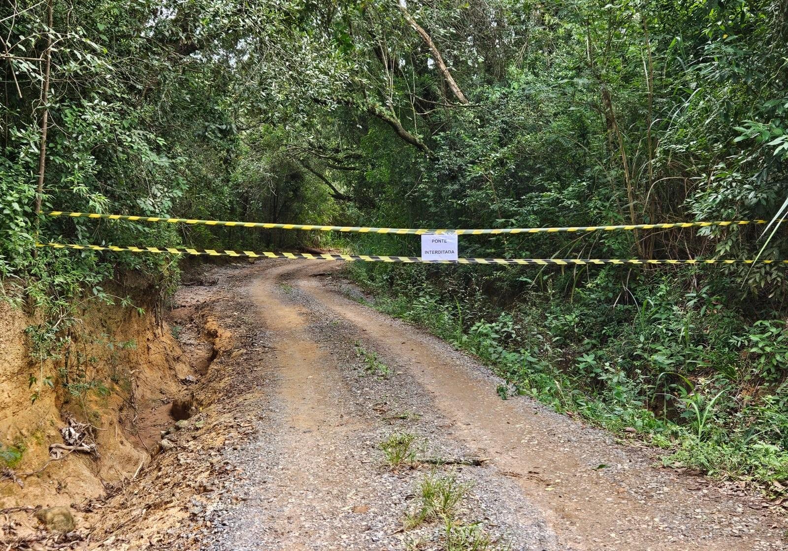 Defesa Civil interdita ponte entre Capela do Alto e Araçoiaba | G1