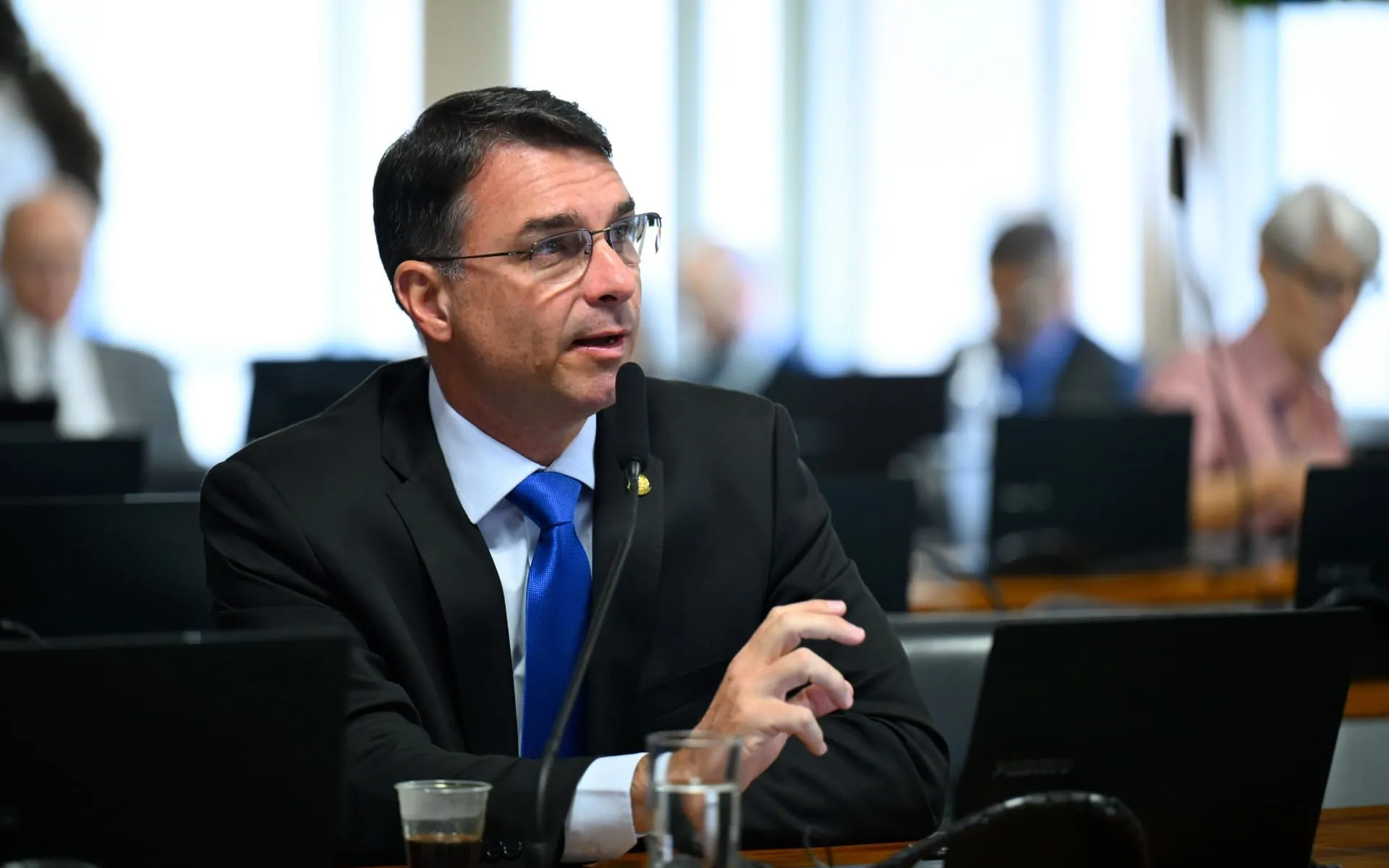 Flávio Bolsonaro se diz perseguido por representar 'ameaça ao sistema'