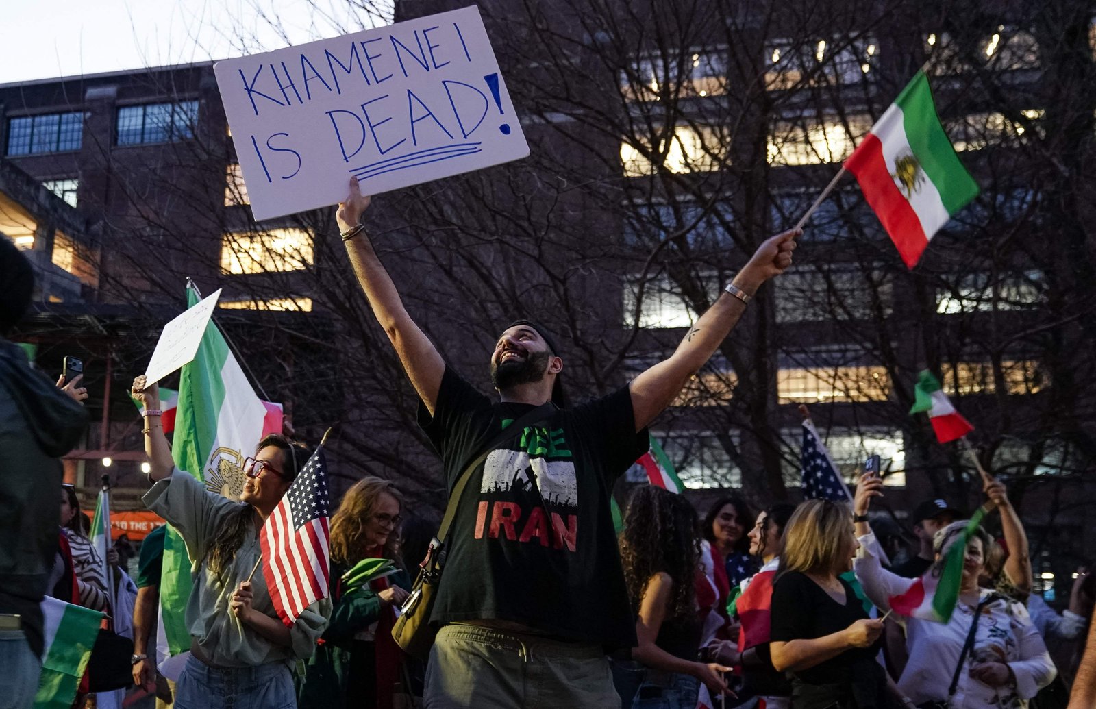 Vídeo: iranianos celebram em Teerã e nos EUA após morte de líder supremo do Irã; Trump e Netanyahu teriam visto foto de corpo