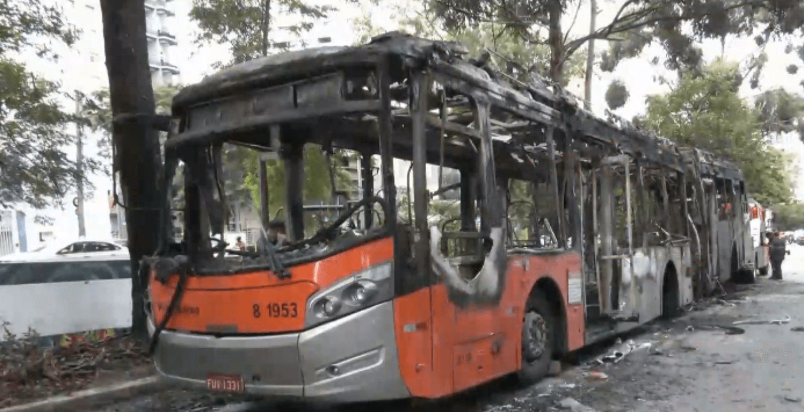 Ônibus pega fogo na avenida Rebouças em São Paulo