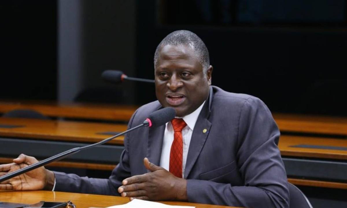 Oposição anuncia apoio à candidatura de Hélio Negão para o TCU