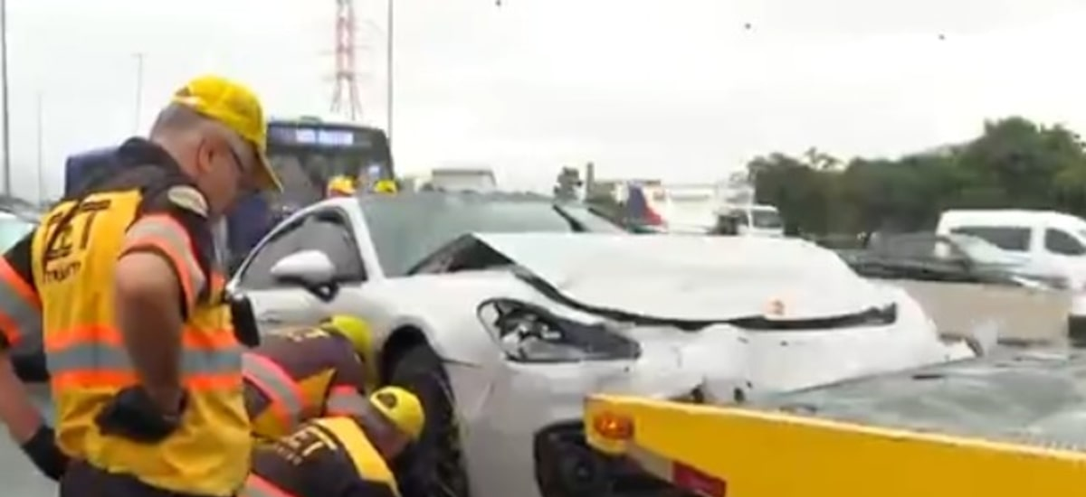 Porsche é abandonado na Marginal Tietê após batida; polícia investiga tentativas de remoção do carro