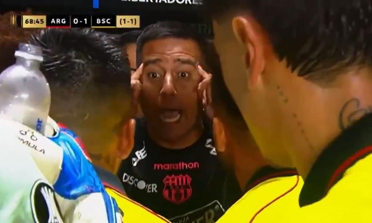 Técnico cita Abel Ferreira, mas altera frase: “Testículos quentes”