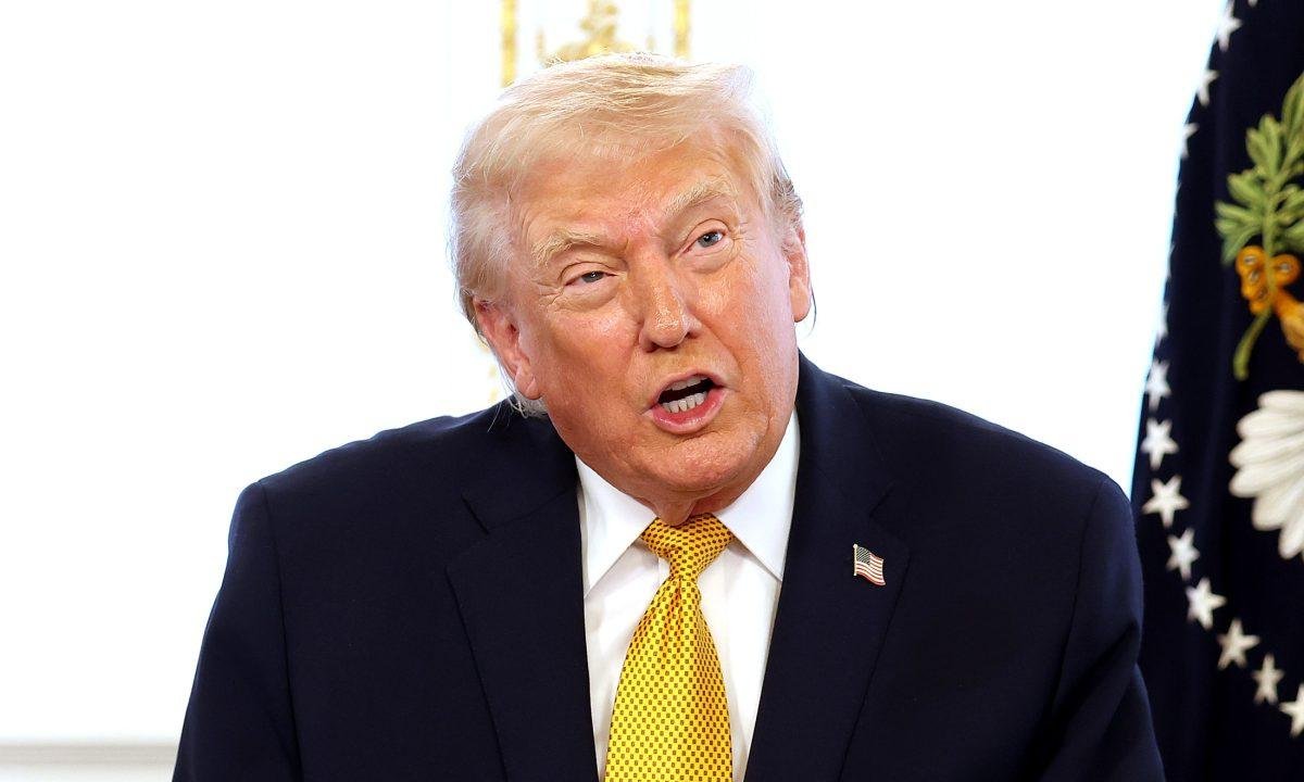 Trump volta a atacar Harvard e cobra indenização de US$ 1 bilhão