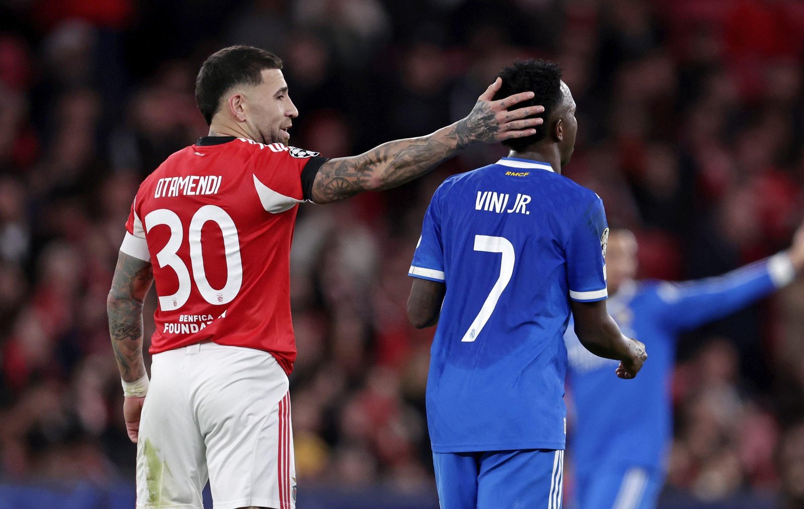 Brasileiros provocam Otamendi após racismo de irmão contra Vini Jr.