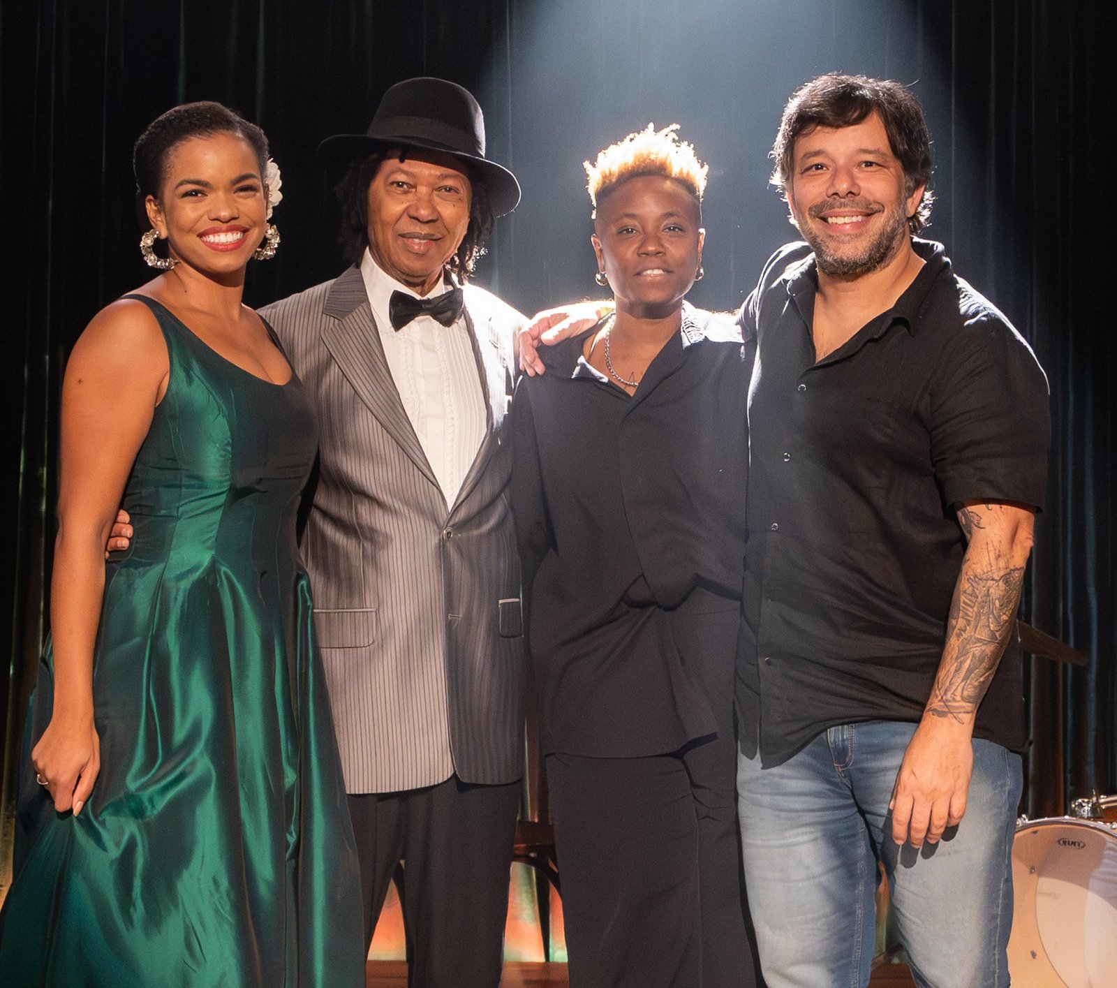 'Êta mundo melhor!': Djavan grava participação na novela. Veja foto dos bastidores