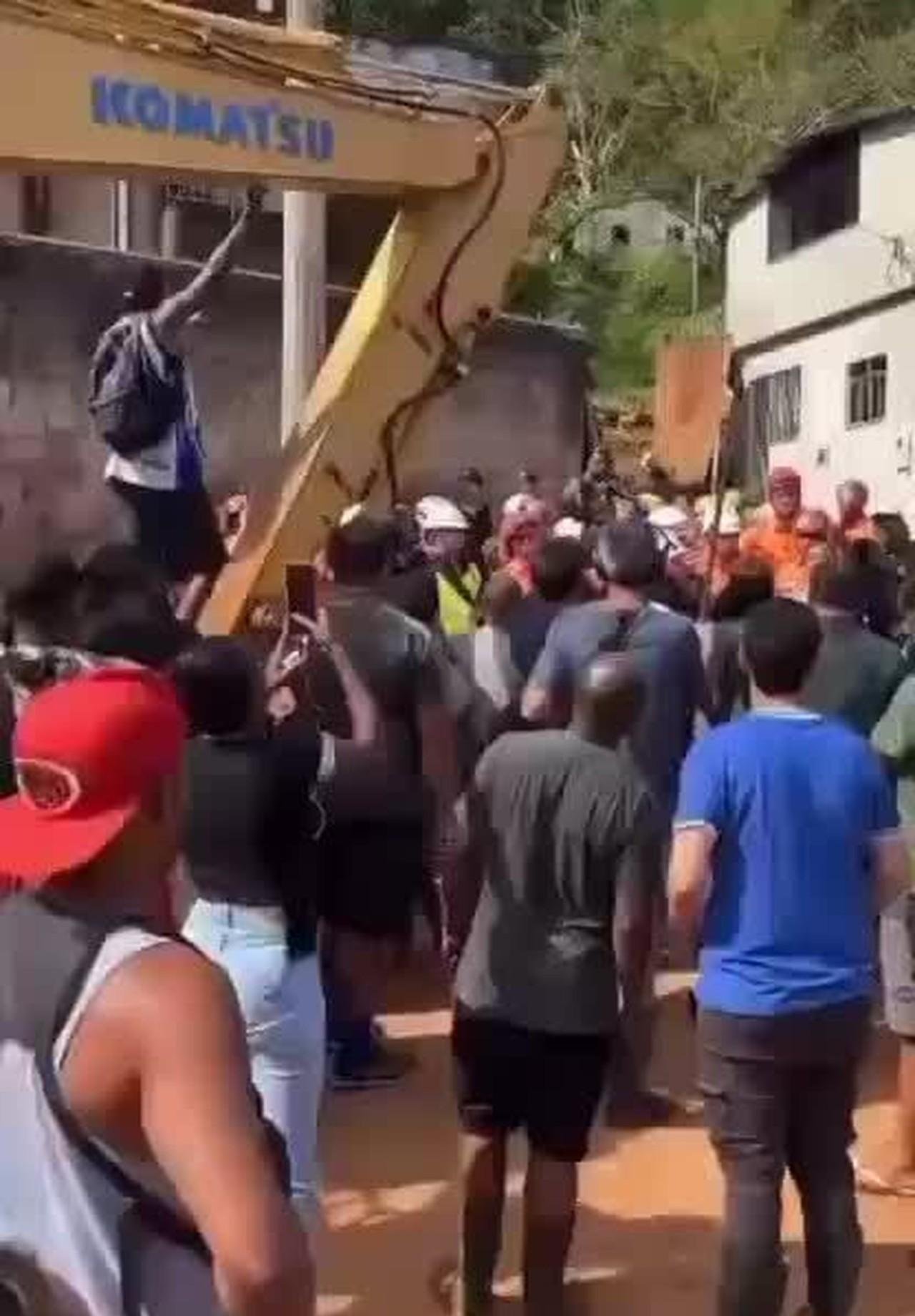 VÍDEO: moradores oram após fim das buscas em bairro de Juiz de Fora | G1