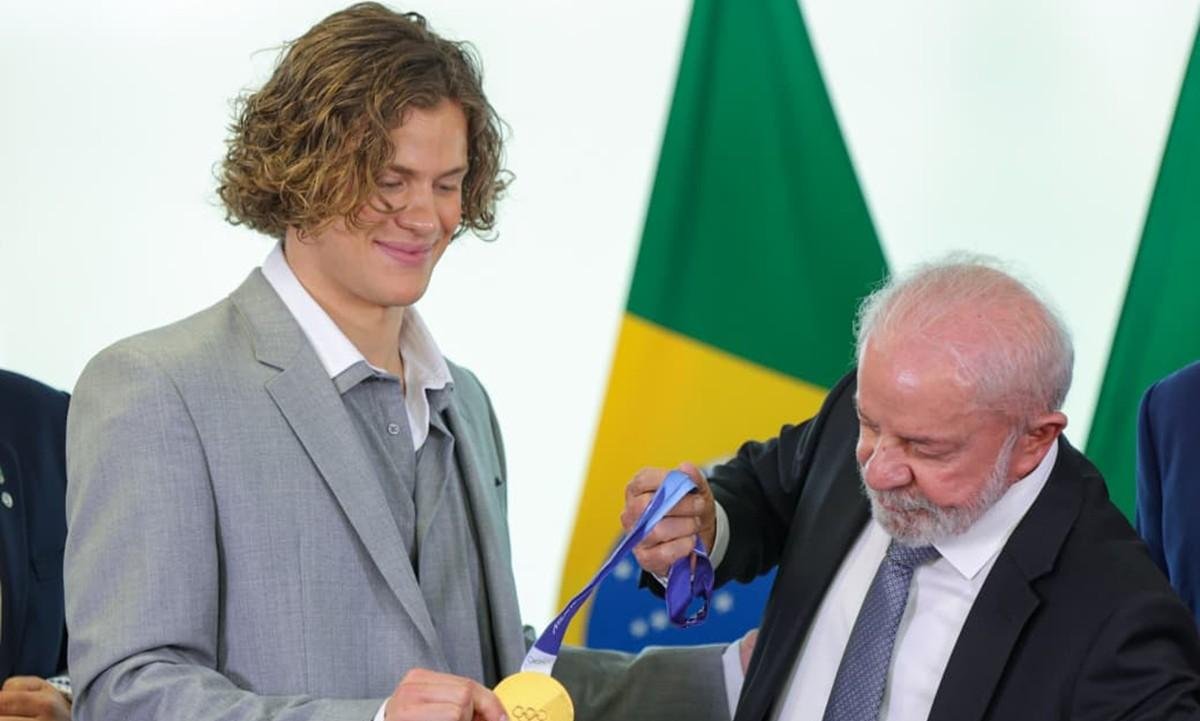 Lula recebe esquiador medalhista de ouro Lucas Pinheiro no Planalto
