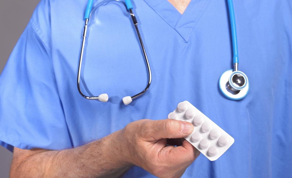 Médico é preso suspeito de estuprar pacientes e ex-assistente na Bahia