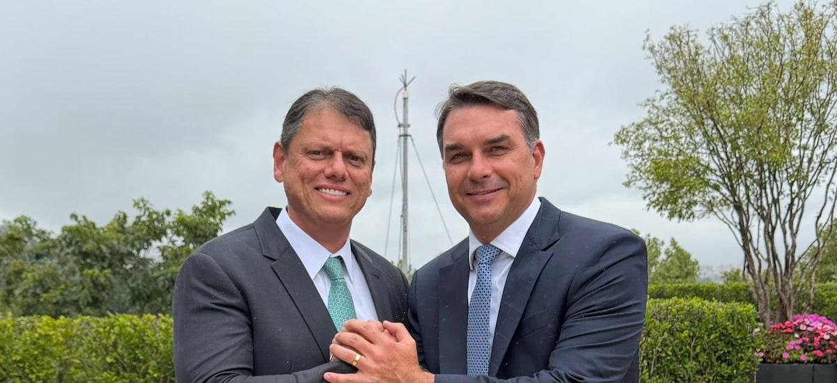 Flávio Bolsonaro publica foto com Tarcísio de Freitas: ‘Vamos fazer história juntos, não só em SP’