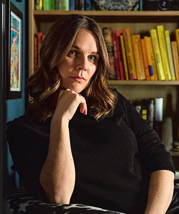 E se uma influencer conservadora acordasse no século 19? Americana fatura milhões com livro em que tradwife viaja no tempo