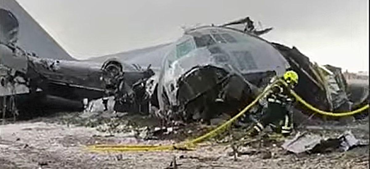 Avião com carga de dinheiro cai na Bolívia e atinge veículos; ao menos 20 morreram