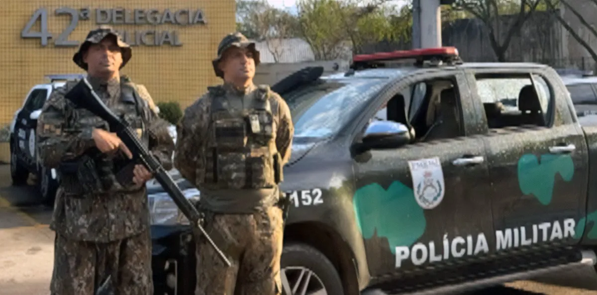 Bandidos em fuga roubam viatura da PM e acabam presos em cerco na Zona Sudoeste do Rio