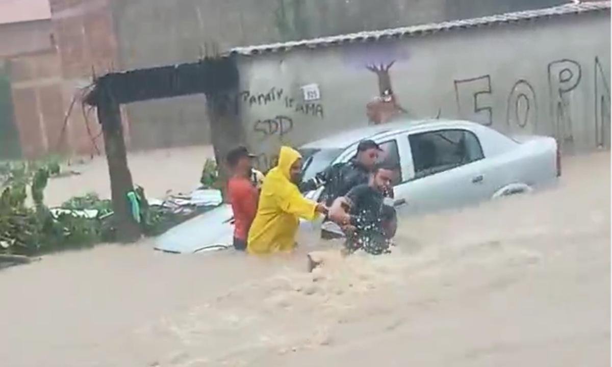 RJ: homem é salvo por corrente humana após ser arrastado por enxurrada