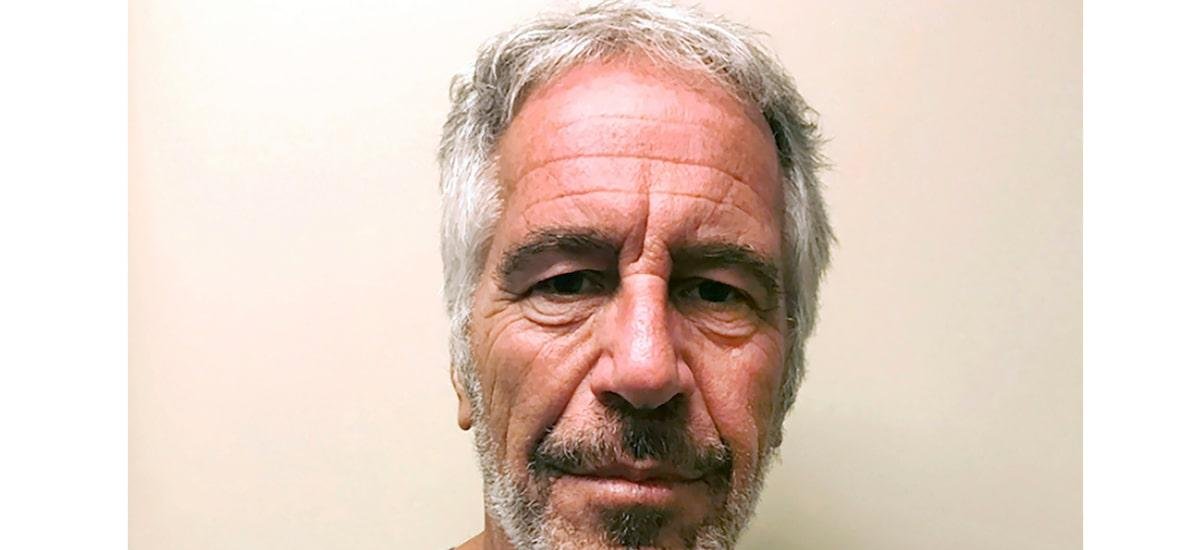 Mãe salvou modelo brasileira de ser recrutada para esquema de Epstein, diz emissora britânica