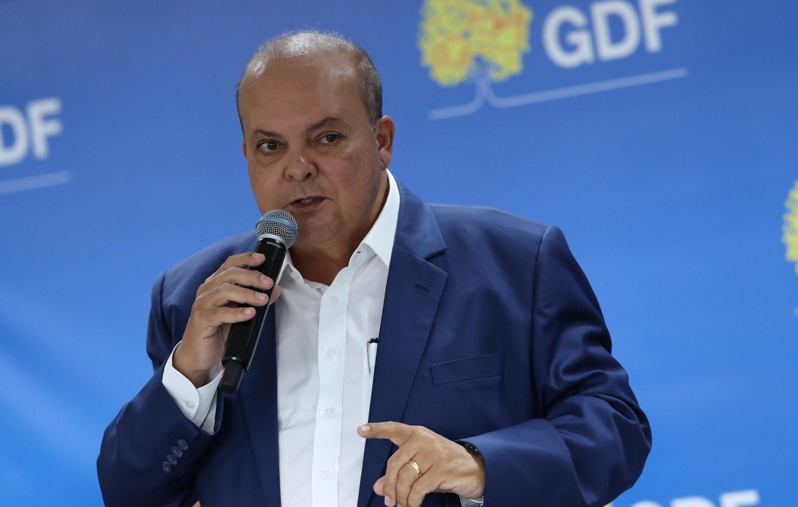 Ibaneis entrega concessão de uso que regulariza restaurante no Guará