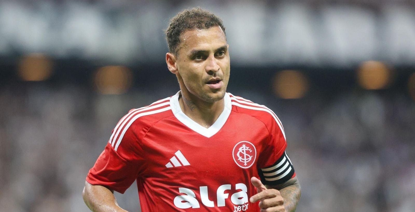 Internacional anuncia renovação de contrato de Alan Patrick