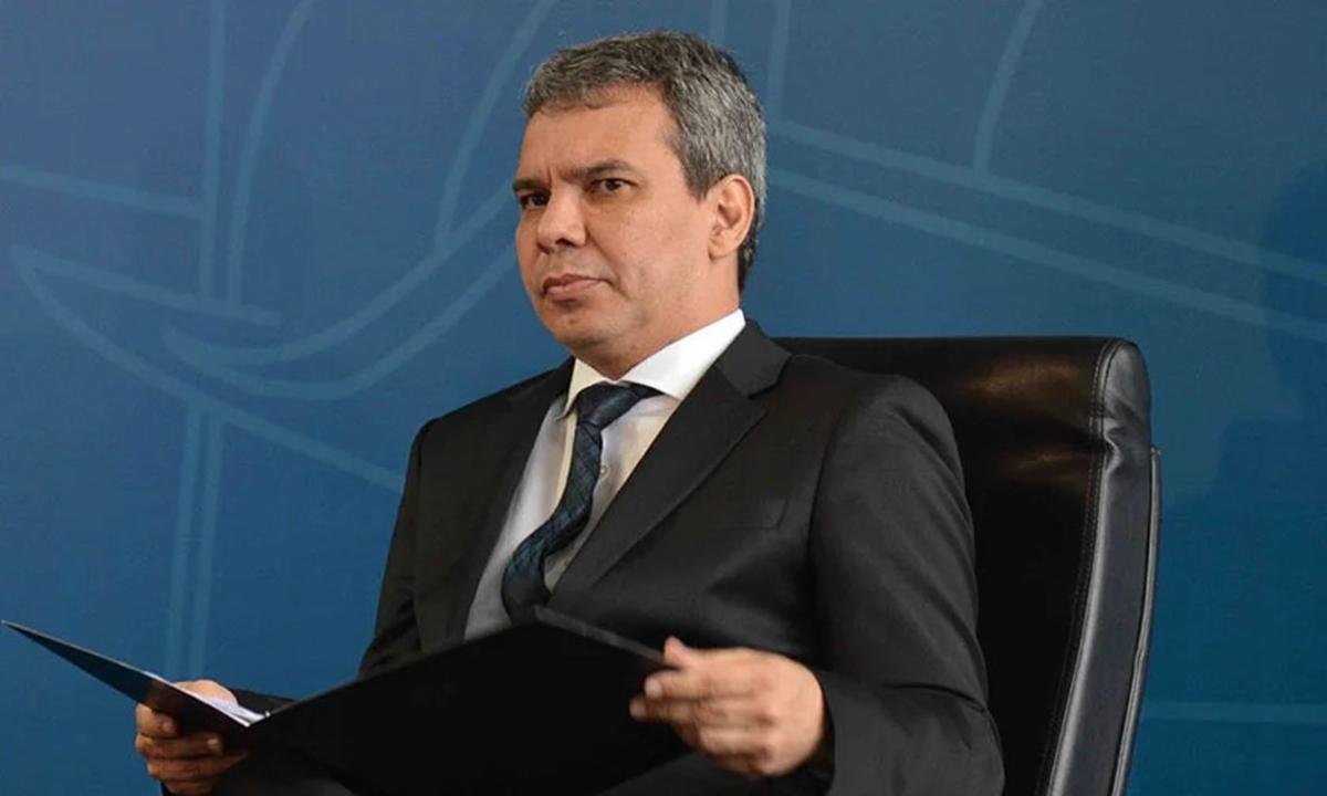 Ministro demite PF que cobrava propina para blindar empresários