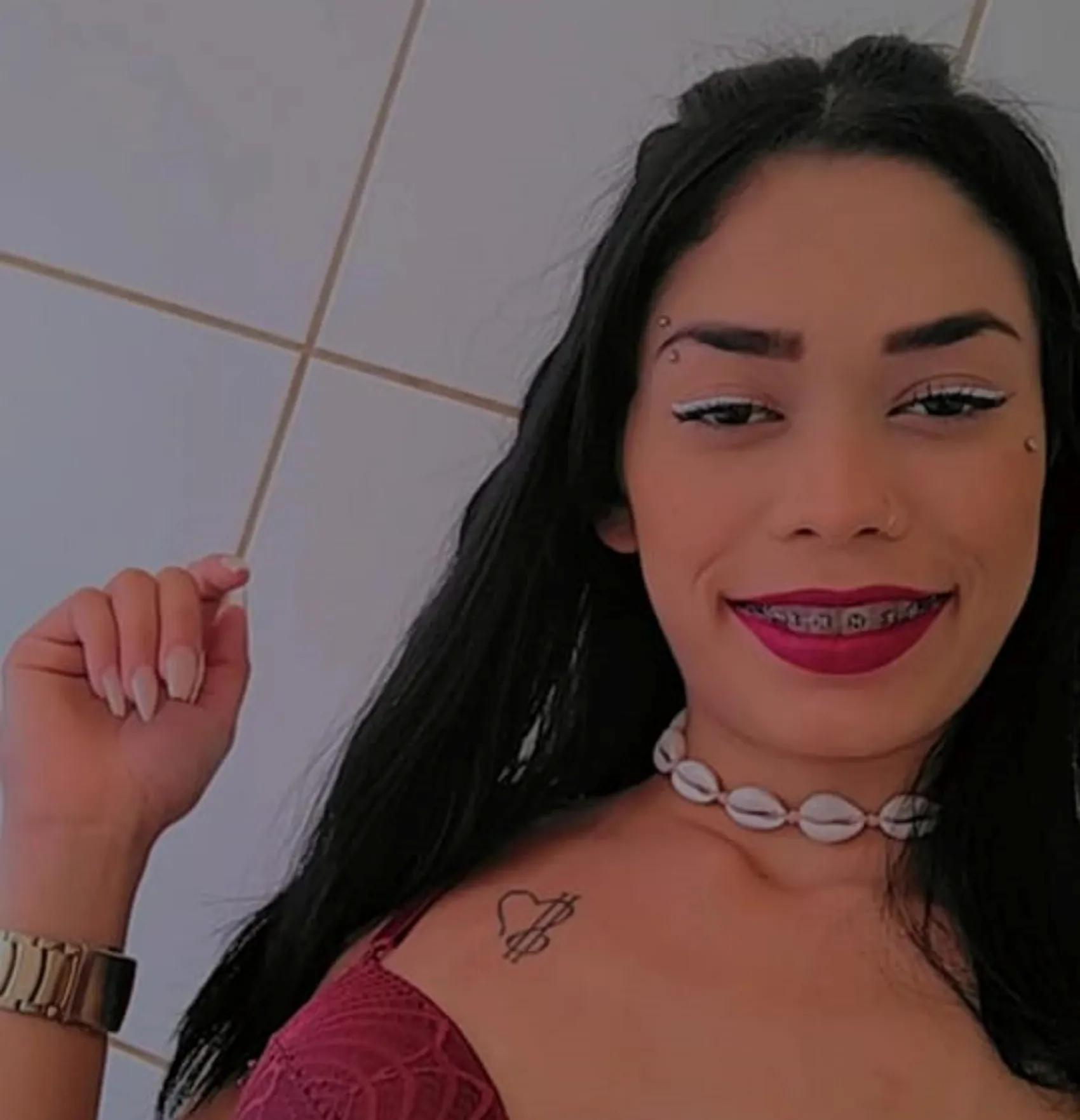 Brasileira presa por tráfico voltou ao país no dia do aniversário de 26 anos após cumprir pena na Tailândia