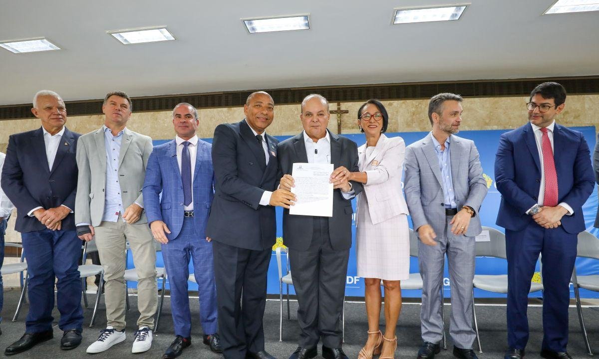 Ibaneis entrega 40 escrituras de igrejas e templos religiosos