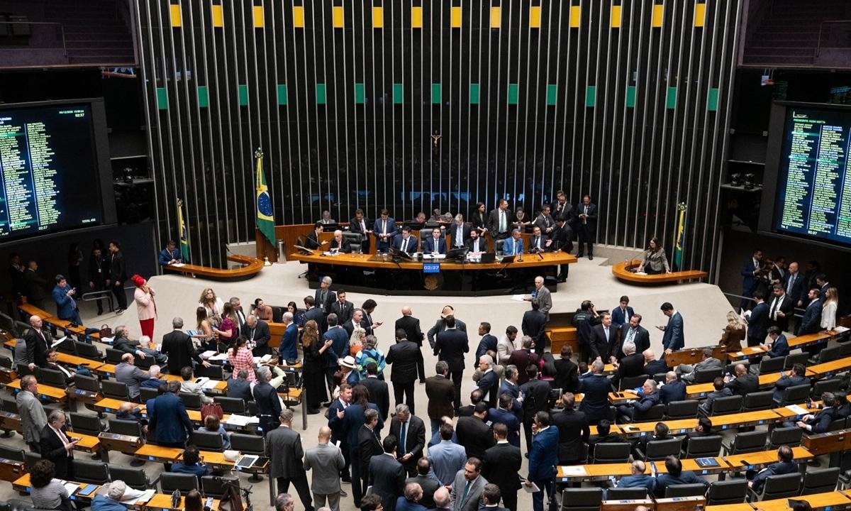 Câmara aprova mais vagas e cargos em ministérios; impacto é bilionário
