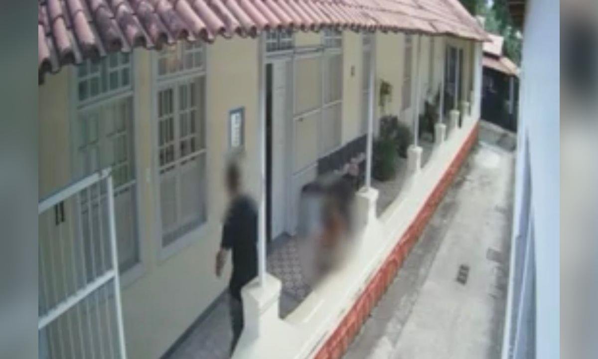 Homem é preso ao perseguir ex até delegacia enquanto ela o denunciava