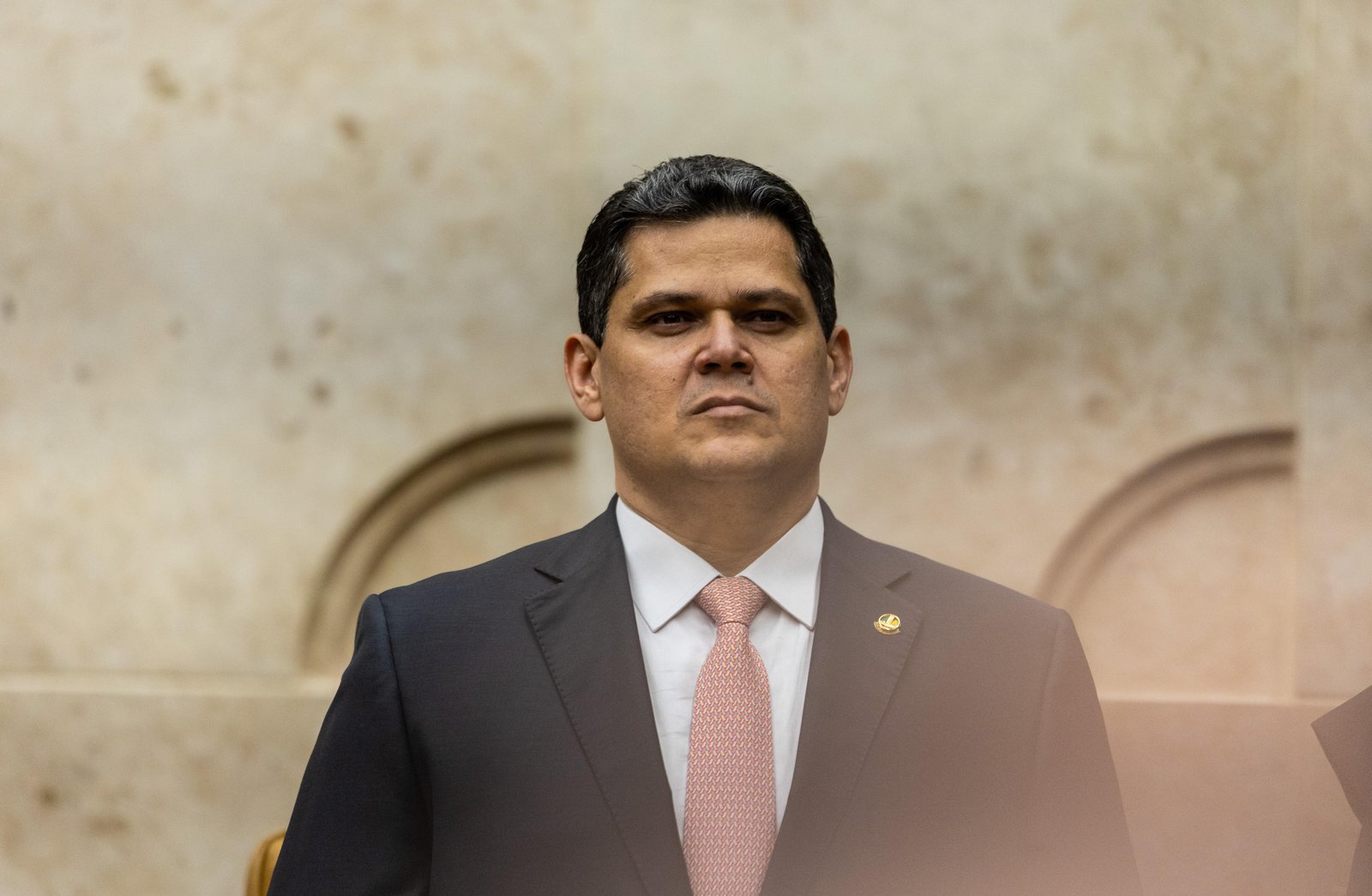 Alcolumbre encomenda relatório e aguarda jurídico do Senado antes de decidir se anula ou não votação da CPI que quebrou sigilo de Lulinha