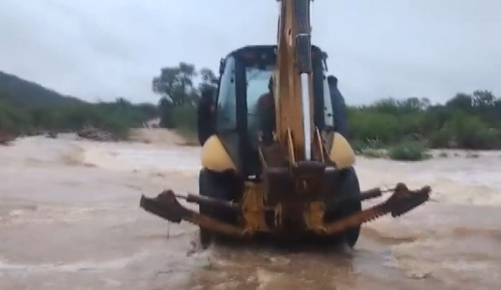 Mulher usa retroescavadeira para atravessar rio e ir até hospital | G1