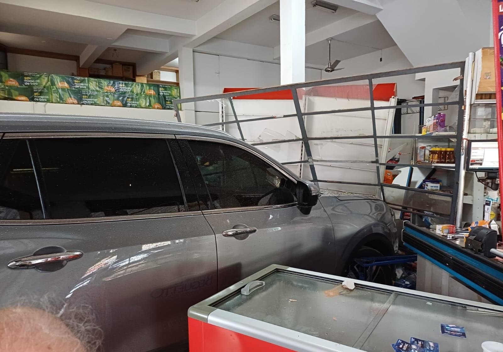 Carro invade mercearia em avenida de Rio Preto | G1