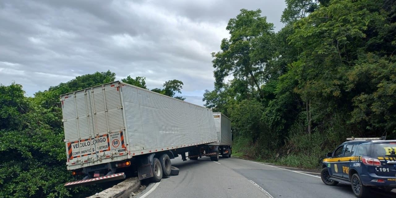 Carreta fica atravessada e bloqueia descida da Serra das Araras | G1