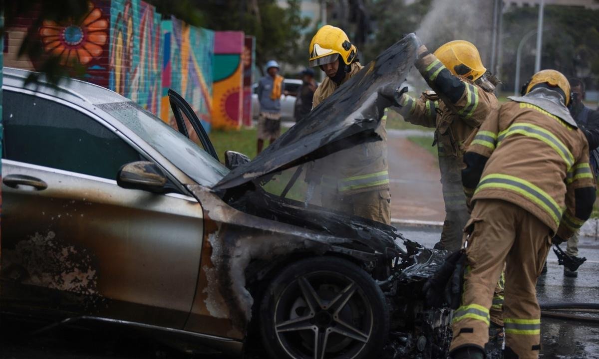 "Me avisaram da fumaça", diz dono de carro de luxo que pegou fogo