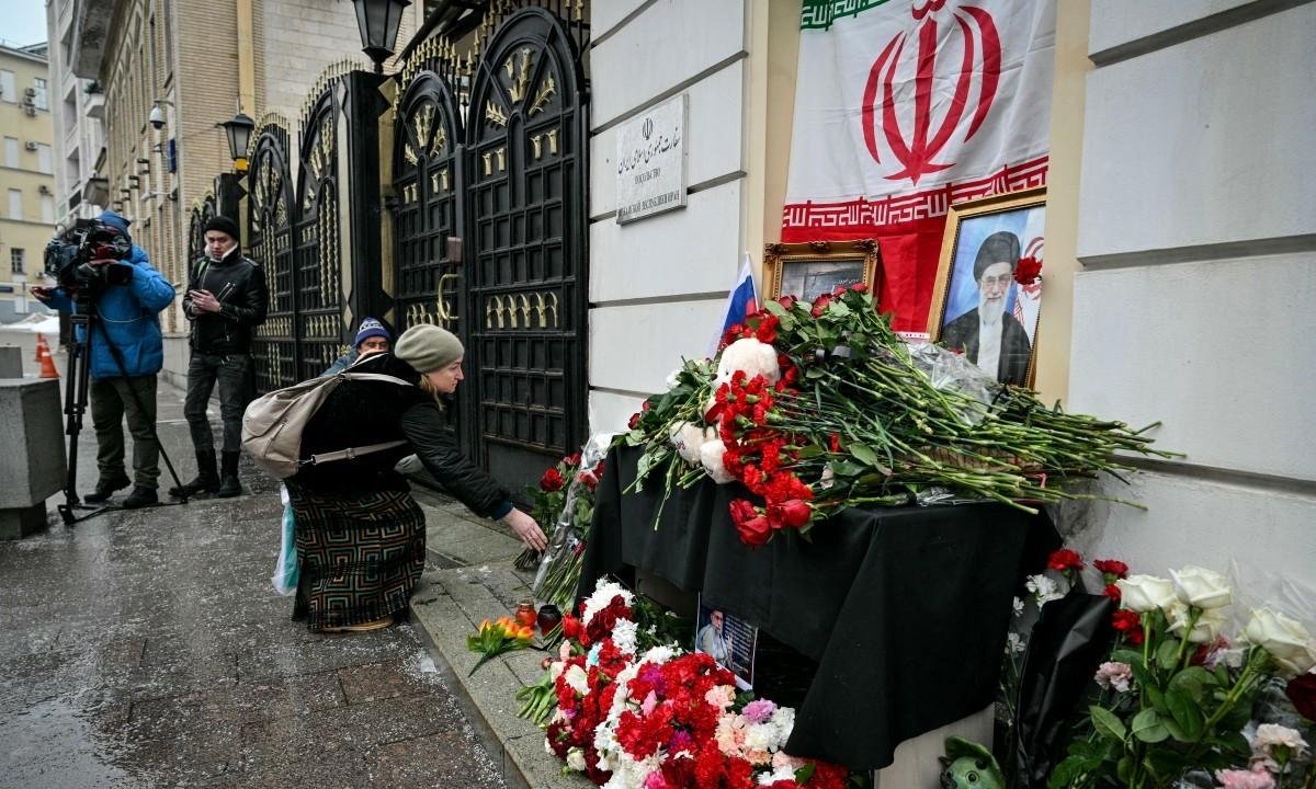 Após morte de Khamenei em ofensiva de EUA e Israel, Irã vive entre medo, bloqueios na internet e manifestações pró-regime