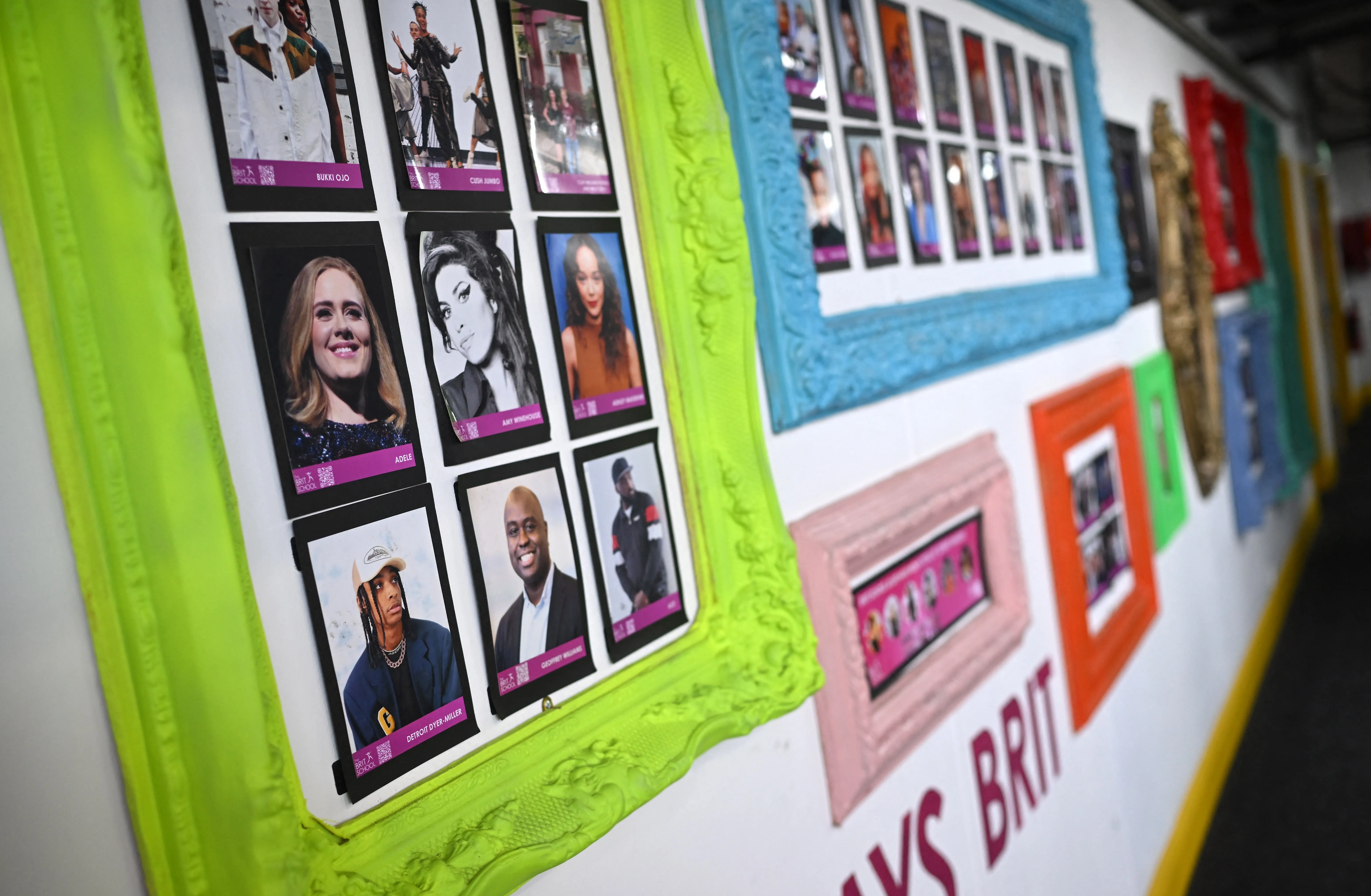 Como é estudar na 'escola dos famosos' em Londres, onde se formaram Amy Winehouse, Adele, Tom Holland e outros