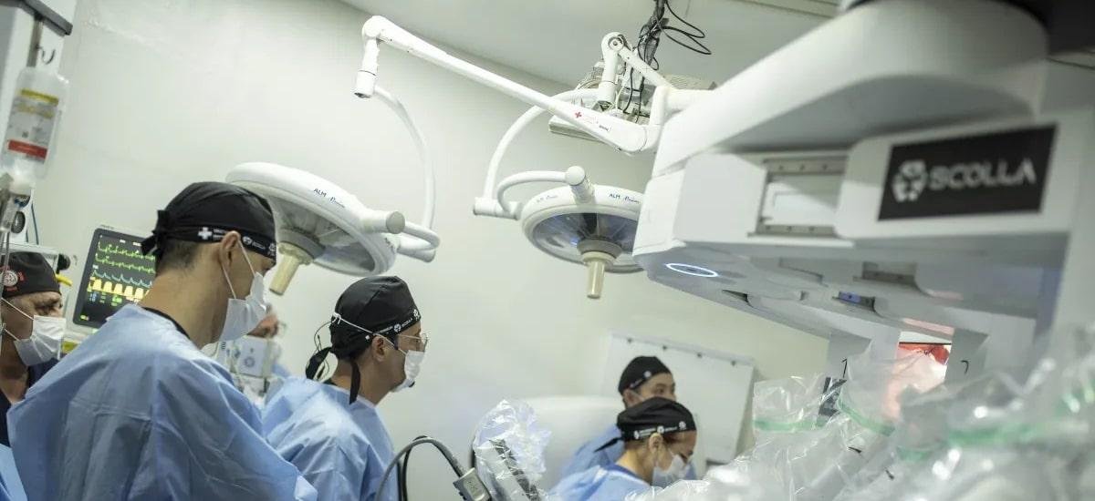 Médico brasileiro no Kuwait opera paciente em Curitiba e cirurgia entra para o Guinness