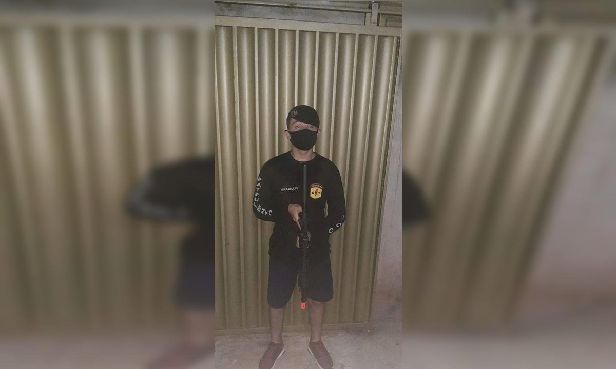 Policial fake é preso após posar com farda, boina, arma e... bermuda
