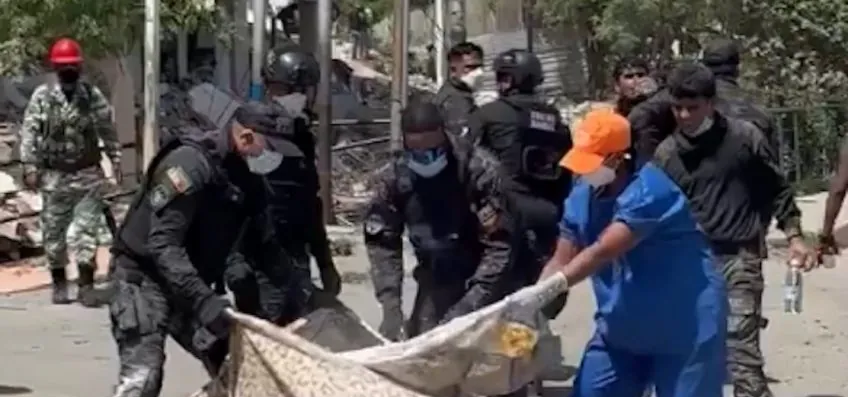 Policiais usam cal em corpos de vítimas de terremoto na Venezuela
