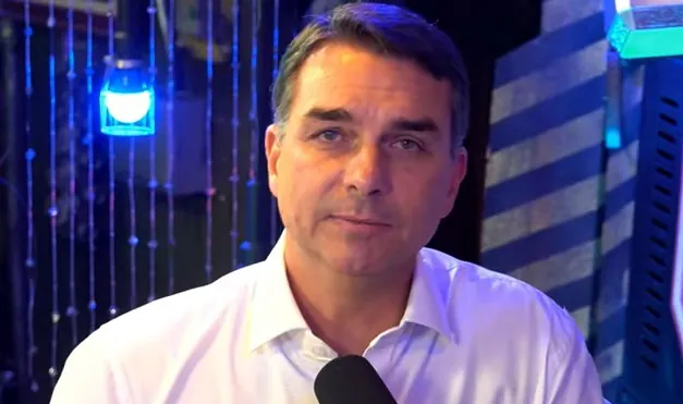 Flávio diz que tenta ‘segurar onda’ de Eduardo após críticas a aliados: ‘Não é inteligente’