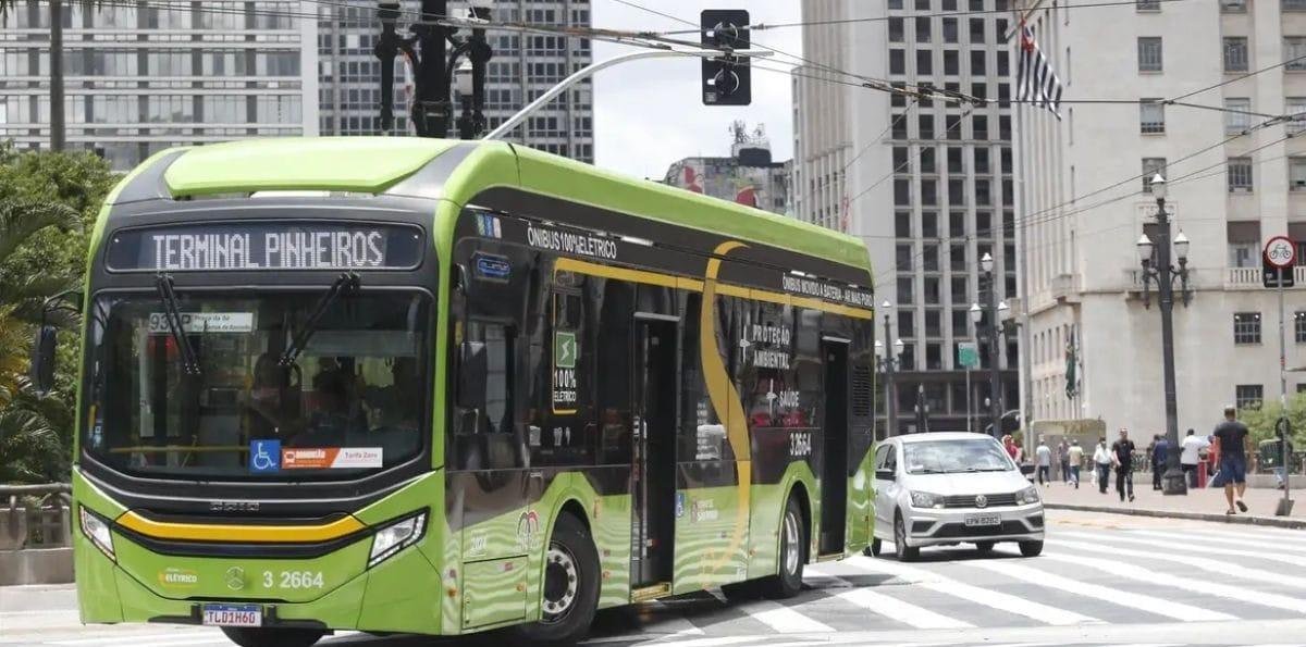 Ônibus elétricos ganham espaço em SP, mas adesão patina no Brasil