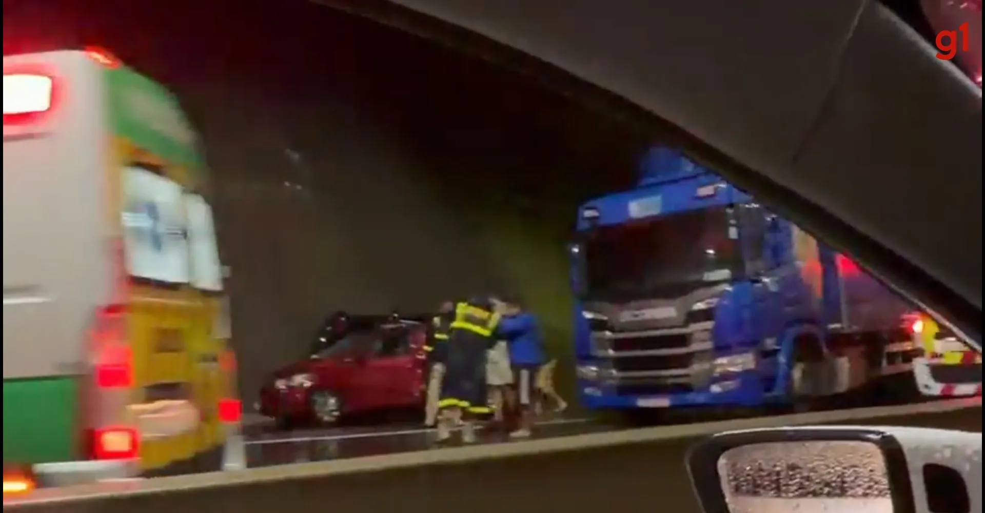 Acidente entre carro e caminhão deixa totalmente interditado trecho da BR-376 que liga o Paraná a Santa Catarina