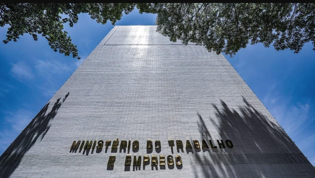 Escala 6x1: Ministério do Trabalho defende projeto de lei para o tema, enquanto Congresso avalia mudar a Constituição